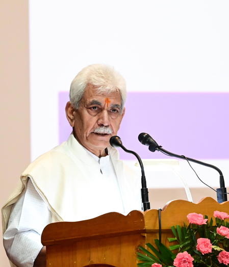 एलजी मनोज सिन्हा ने 'ऑपरेशन महादेव' के लिए 'केंद्रीय गृहमंत्री दक्षता पदक' पाने वाले पुलिसकर्मियों की प्रशंसा की