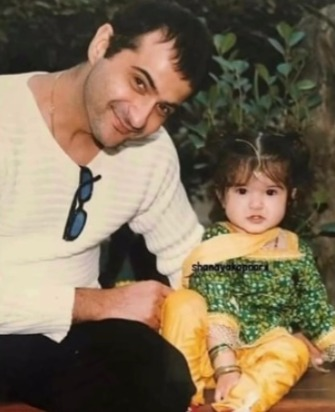 Proud dad Sanjay Kapoor says 'keep smiling' as he wishes Shanaya on her birthday