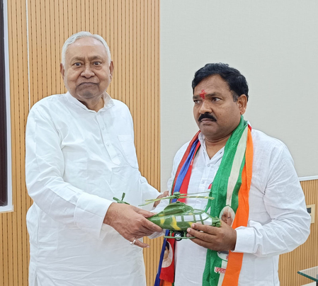 हम आपके वोटर हैं, वोट देने बख्तियारपुर भी आएंगे, सीएम नीतीश ने लोजपा (रामविलास) प्रत्याशी से की मुलाकात