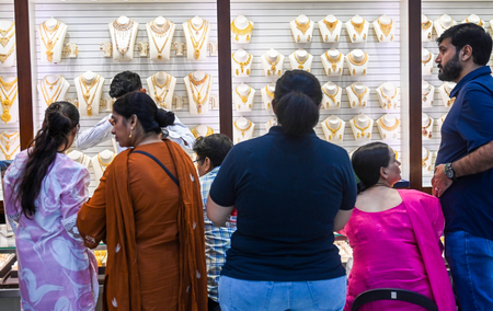 लखनऊ महिला कर्मचारी ने ज्वेलरी स्टोर से ढाई किलो सोना चोरी कर चुकाया अपना लोन, प्रॉपर्टी खरीदी