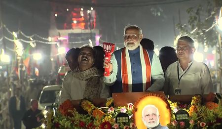 बिहार चुनाव पटना में पीएम मोदी का मेगा रोड शो, हर तरफ भीड़ ही भीड़