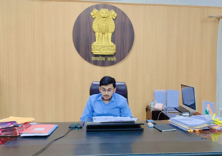 मुजफ्फरपुर के डीएम ने चुनाव तैयारियों की समीक्षा की, अधिकारियों को दिए सख्त निर्देश