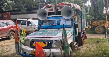 बिहार  मनेर में राजद की कैंपेन गाड़ी सीज, लाउडस्पीकर नियम का उल्लंघन