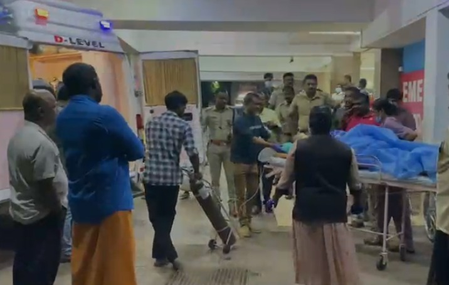 केरल  चलती ट्रेन से 19 वर्षीय युवती को धक्का, सहेली पर भी हमला; नशे में धुत आरोपी गिरफ्तार