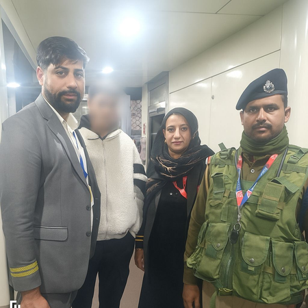 जम्मू-कश्मीर ट्रेन में माता-पिता से बिछड़ा बच्चा, रेलवे कर्मचारियों ने मिलाया