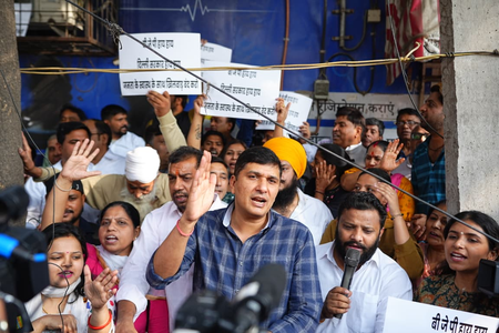 दिल्ली में आम आदमी पार्टी का प्रदर्शन, सरकार पर लगाए कई आरोप