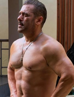 Salman Khan drops his 'shirtless' pics, fans go gaga