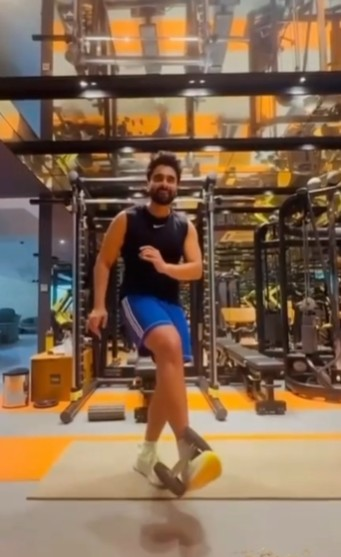 Jackky Bhagnani gives his own twist to the 'Jhoom Sharabi' hook step, wife Rakul reacts