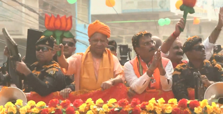बिहार चुनाव  सीएम योगी के रोड शो में उमड़ा जनसैलाब, बुलडोजर बाबा-हिंदू हृदय सम्राट जिंदाबाद के नारे से गूंजा दरभंगा