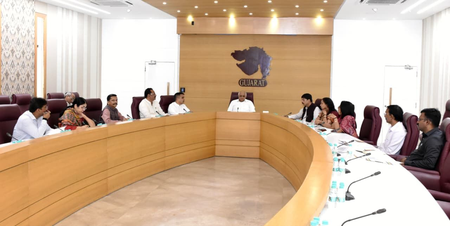 बारिश से प्रभावित जिलों के दौरों के बाद सीएम भूपेंद्र पटेल ने गांधीनगर में उच्चस्तरीय बैठक की बारिश से प्रभावित जिलों के दौरों के बाद सीएम भूपेंद्र पटेल ने गांधीनगर में उच्चस्तरीय बैठक की