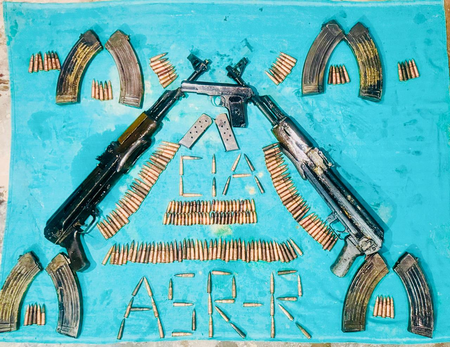 अमृतसर में भारत-पाक सीमा के पास हथियारों का जखीरा बरामद, एफआईआर दर्ज अमृतसर में भारत-पाक सीमा के पास हथियारों का जखीरा बरामद, एफआईआर दर्ज