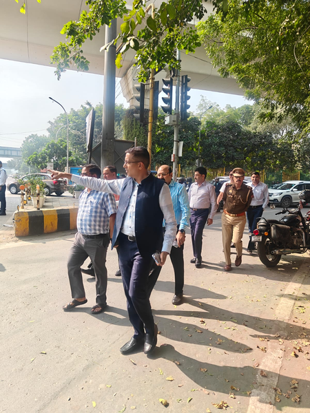 पैदल मुसाफिरों के लिए नोएडा गोलचक्कर पर बनेगा आधुनिक स्काईवॉक, ट्रैफिक रहेगा स्मूद पैदल मुसाफिरों के लिए नोएडा गोलचक्कर पर बनेगा आधुनिक स्काईवॉक, ट्रैफिक रहेगा स्मूद