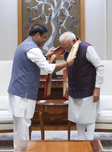 असम के मुख्यमंत्री ने पीएम मोदी से की मुलाकात, दो परियोजनाओं के उद्घाटन के लिए किया आमंत्रित असम के मुख्यमंत्री ने पीएम मोदी से की मुलाकात, दो परियोजनाओं के उद्घाटन के लिए किया आमंत्रित
