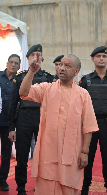 सिक्सलेन फ्लाईओवर निर्माण की प्रगति अपेक्षित न होने पर सीएम योगी ने लगाई फटकार