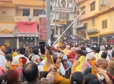 कार्तिक पूर्णिमा पर हनुमान गढ़ी मंदिर में लगा भक्तों का तांता, श्रद्धालुओं पर की गई पुष्प वर्षा कार्तिक पूर्णिमा पर हनुमान गढ़ी मंदिर में लगा भक्तों का तांता, श्रद्धालुओं पर की गई पुष्प वर्षा