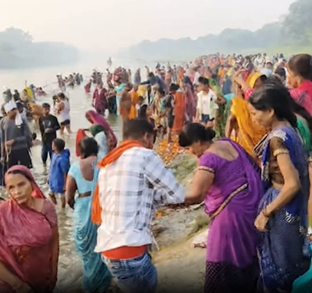 कार्तिक पूर्णिमा पर सूर्य घाट बना श्रद्धा का केंद्र, पवित्र स्नान-दर्शन के लिए पहुंचे सैकड़ों श्रद्धालु