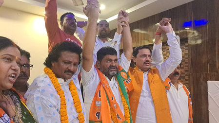 बिहार पहले चरण के मतदान से पहले बड़ा उलटफेर, मुंगेर से जन सुराज के प्रत्याशी भाजपा में शामिल बिहार पहले चरण के मतदान से पहले बड़ा उलटफेर, मुंगेर से जन सुराज के प्रत्याशी भाजपा में शामिल 