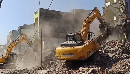 उज्जैन महाकाल मंदिर के पास अवैध निर्माणों पर चला बुलडोजर, 12 इमारतें जमींदोज उज्जैन महाकाल मंदिर के पास अवैध निर्माणों पर चला बुलडोजर, 12 इमारतें जमींदोज