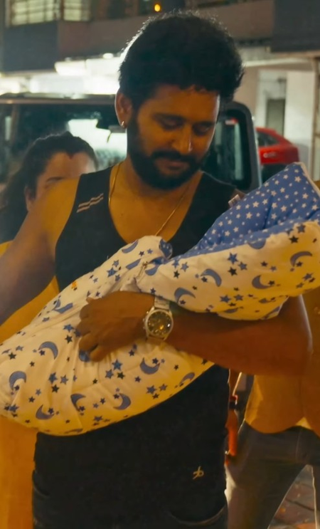 ढोल-ताशे से निधि झा और यश कुमार ने किया बिटिया का स्वागत, नाम से भी उठाया पर्दा