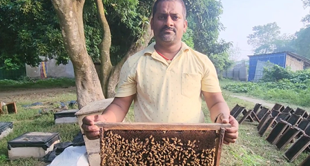 ‘हनी मैन’ की सक्सेस स्टोरी 50 हजार के लोन से 6 करोड़ की कमाई, 30 लोगों को दिया रोजगार ‘हनी मैन’ की सक्सेस स्टोरी 50 हजार के लोन से 6 करोड़ की कमाई, 30 लोगों को दिया रोजगार