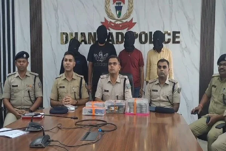 वासेपुर के गैंगस्टर प्रिंस खान के गुर्गों के ठिकानों से 17 लाख और जमीन-जायदाद के 70 डीड बरामद, चार गिरफ्तार