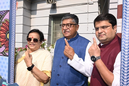 पटना भाजपा सांसद रविशंकर प्रसाद ने परिवार के साथ डाला वोट, कहा- नतीजे ऐतिहासिक होंगे पटना भाजपा सांसद रविशंकर प्रसाद ने परिवार के साथ डाला वोट, कहा- नतीजे ऐतिहासिक होंगे