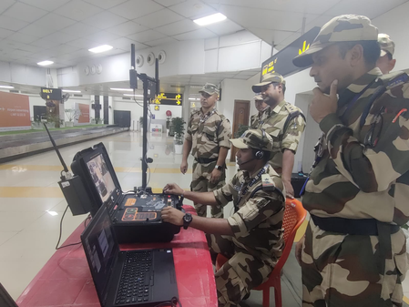 बम की धमकी के बाद इंफाल एयरपोर्ट को खाली कराया, मॉक ड्रिल में सीआईएसएफ ने जांचीं तैयारियां बम की धमकी के बाद इंफाल एयरपोर्ट को खाली कराया, मॉक ड्रिल में सीआईएसएफ ने जांचीं तैयारियां