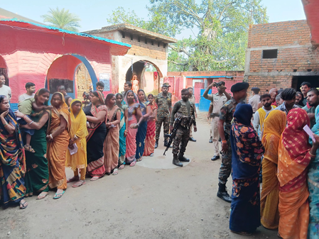 बिहार चुनाव राजद ने कई मतदान केंद्रों पर गड़बड़ी के आरोप लगाए, चुनाव आयोग से कार्रवाई की मांग बिहार चुनाव राजद ने कई मतदान केंद्रों पर गड़बड़ी के आरोप लगाए, चुनाव आयोग से कार्रवाई की मांग