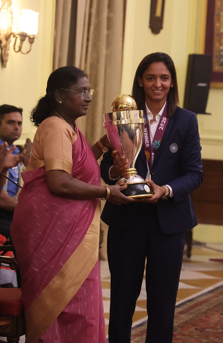 विश्व कप जीतने के बाद राष्ट्रपति द्रौपदी मुर्मू से भारतीय महिला टीम की मुलाकात विश्व कप जीतने के बाद राष्ट्रपति द्रौपदी मुर्मू से भारतीय महिला टीम की मुलाकात