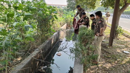 नोएडा नाले में अज्ञात महिला का शव मिलने से सनसनी, जांच जारी नोएडा नाले में अज्ञात महिला का शव मिलने से सनसनी, जांच जारी