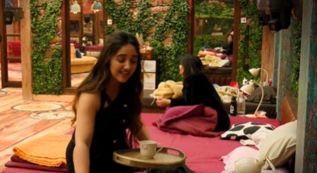 बिग बॉस 19 तान्या मित्तल की मिमिक्री कर अशनूर कौर ने घरवालों को किया लोटपोट बिग बॉस 19 तान्या मित्तल की मिमिक्री कर अशनूर कौर ने घरवालों को किया लोटपोट