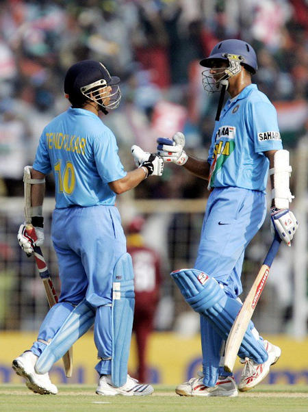 8 नवंबर का ऐतिहासिक दिन, जब तेंदुलकर-द्रविड़ के बीच हुई 331 रन की रिकॉर्ड साझेदारी 8 नवंबर का ऐतिहासिक दिन, जब तेंदुलकर-द्रविड़ के बीच हुई 331 रन की रिकॉर्ड साझेदारी