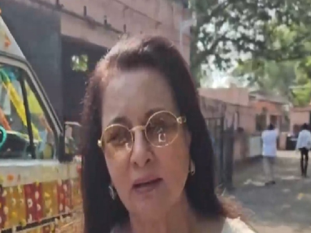 सुलक्षणा पंडित के अंतिम संस्कार में पहुंची पूनम ढिल्लों, कहा, उन्होंने बहुत कुछ झेला सुलक्षणा पंडित के अंतिम संस्कार में पहुंची पूनम ढिल्लों, कहा, उन्होंने बहुत कुछ झेला