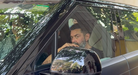 Bobby Deol, Jackie Shroff reach Zayed Khan’s house to pay final respects to his mother Zarine Khan Bobby Deol, Jackie Shroff reach Zayed Khan’s house to pay final respects to his mother Zarine Khan