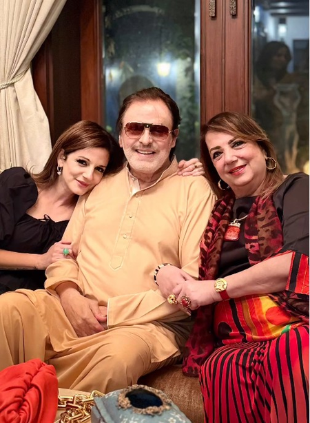 संजय खान की पत्नी जरीन खान का निधन, टीना अंबानी समेत कई सेलेब्स अंतिम विदाई देने पहुंचे संजय खान की पत्नी जरीन खान का निधन, टीना अंबानी समेत कई सेलेब्स अंतिम विदाई देने पहुंचे