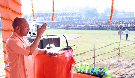 बिहार सीएम योगी ने विपक्ष को घेरा, बोले-नौकरी के बहाने नौजवानों की जमीन हड़प लेते थे बिहार सीएम योगी ने विपक्ष को घेरा, बोले-नौकरी के बहाने नौजवानों की जमीन हड़प लेते थे