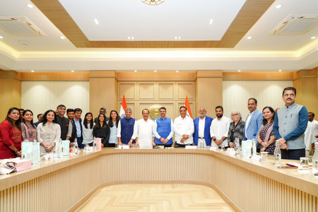 महाराष्ट्र मुख्यमंत्री देवेंद्र फडणवीस ने स्मृति मंधाना, जेमिमा रोड्रिग्स और राधा यादव को सम्मानित किया महाराष्ट्र मुख्यमंत्री देवेंद्र फडणवीस ने स्मृति मंधाना, जेमिमा रोड्रिग्स और राधा यादव को सम्मानित किया