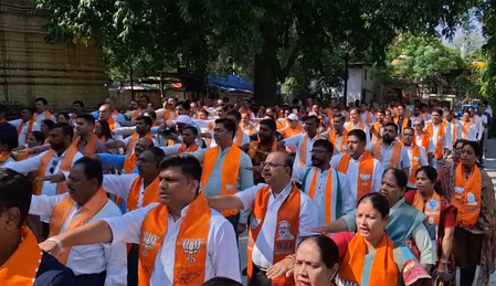 गुजरात में वंदे मातरम की 150वीं वर्षगांठ पर कार्यक्रम, भाजपा नेताओं और अधिकारियों ने सामूहिक गान गाया गुजरात में वंदे मातरम की 150वीं वर्षगांठ पर कार्यक्रम, भाजपा नेताओं और अधिकारियों ने सामूहिक गान गाया