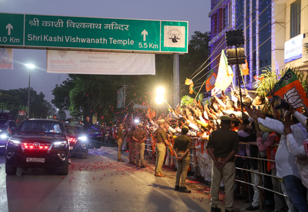 यूपी पीएम मोदी का भव्य स्वागत, ‘हर-हर महादेव’ के नारों से गूंजा पूरा बनारस यूपी पीएम मोदी का भव्य स्वागत, ‘हर-हर महादेव’ के नारों से गूंजा पूरा बनारस