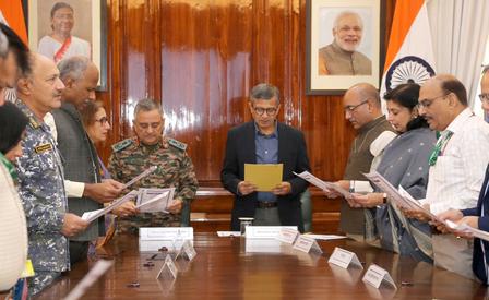 वंदे मातरम की 150वीं वर्षगांठ पर रक्षा मंत्रालय में विशेष समारोह वंदे मातरम की 150वीं वर्षगांठ पर रक्षा मंत्रालय में विशेष समारोह