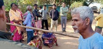 चाईबासा में ट्रैक्टर से कुचलकर युवक की हत्या, सड़क पर उतरे लोग चाईबासा में ट्रैक्टर से कुचलकर युवक की हत्या, सड़क पर उतरे लोग