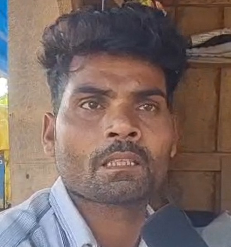 राहुल गांधी द्वारा दी गई मशीन बंद, कैंसर से जूझ रहे मोची रामचैत ने मांगी मदद राहुल गांधी द्वारा दी गई मशीन बंद, कैंसर से जूझ रहे मोची रामचैत ने मांगी मदद