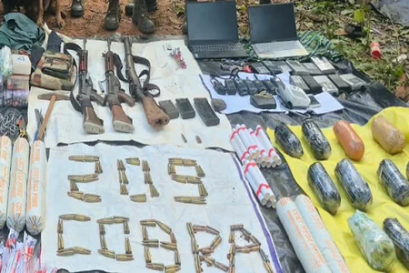 झारखंड सारंडा जंगल में नक्सलियों से मुठभेड़, हथियारों का जखीरा जब्त झारखंड सारंडा जंगल में नक्सलियों से मुठभेड़, हथियारों का जखीरा जब्त