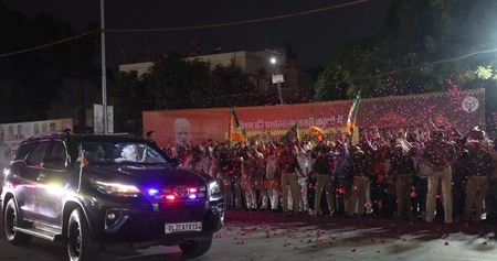 काशी में पीएम मोदी का भव्य स्वागत, 8 नवंबर को देश को 4 वंदे भारत ट्रेनों की देंगे सौगात काशी में पीएम मोदी का भव्य स्वागत, 8 नवंबर को देश को 4 वंदे भारत ट्रेनों की देंगे सौगात