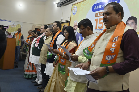 झारखंड में ‘वंदे मातरम’ की 150वीं वर्षगांठ पर सामूहिक गायन, मरांडी बोले- भारतीय गौरव का उद्घोष है राष्ट्रगीत झारखंड में ‘वंदे मातरम’ की 150वीं वर्षगांठ पर सामूहिक गायन, मरांडी बोले- भारतीय गौरव का उद्घोष है राष्ट्रगीत