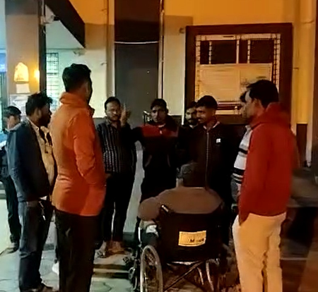 मध्य प्रदेश पुलिसकर्मी की लापरवाही से हादसा, एक की मौत, चार गंभीर मध्य प्रदेश पुलिसकर्मी की लापरवाही से हादसा, एक की मौत, चार गंभीर