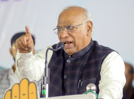 आज चोरी की सरकार है, दिल्ली रैली पर मल्लिकार्जुन खड़गे बोले- लोगों तक पहुंचाना चाहते हैं संदेश आज चोरी की सरकार है, दिल्ली रैली पर मल्लिकार्जुन खड़गे बोले- लोगों तक पहुंचाना चाहते हैं संदेश