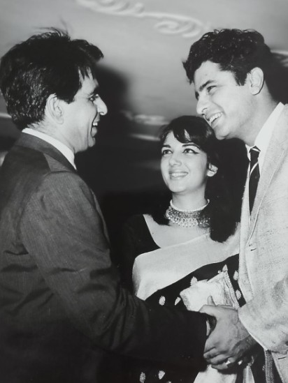 संजय खान की पत्नी जरीन खान के निधन पर सायरा बानो और ईशा कोप्पिकर ने व्यक्त की संवेदनाएं संजय खान की पत्नी जरीन खान के निधन पर सायरा बानो और ईशा कोप्पिकर ने व्यक्त की संवेदनाएं