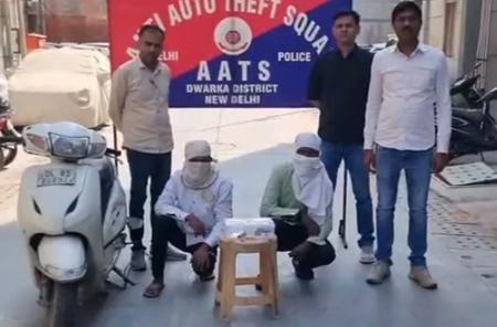 दिल्ली द्वारका में नो गन्स, नो गैंग्स मिशन की सफलता, दो कुख्यात अपराधी गिरफ्तार; पिस्तौल और चोरी की स्कूटी बरामद दिल्ली द्वारका में नो गन्स, नो गैंग्स मिशन की सफलता, दो कुख्यात अपराधी गिरफ्तार; पिस्तौल और चोरी की स्कूटी बरामद