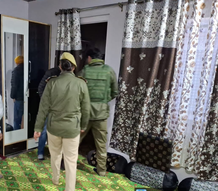 जम्मू-कश्मीर कुलगाम और डोडा में आतंकी नेटवर्क पर पुलिस का बड़ा प्रहार, छापेमारी में कई संदिग्ध सामग्री बरामद जम्मू-कश्मीर कुलगाम और डोडा में आतंकी नेटवर्क पर पुलिस का बड़ा प्रहार, छापेमारी में कई संदिग्ध सामग्री बरामद